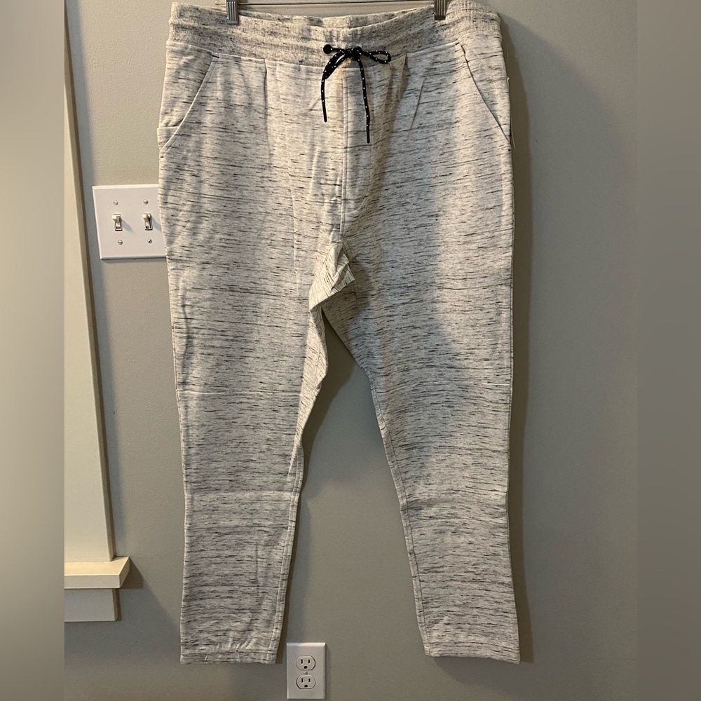 Rebel Canyon jogger in white / black heather size XL. Pockets w/ tapered legs